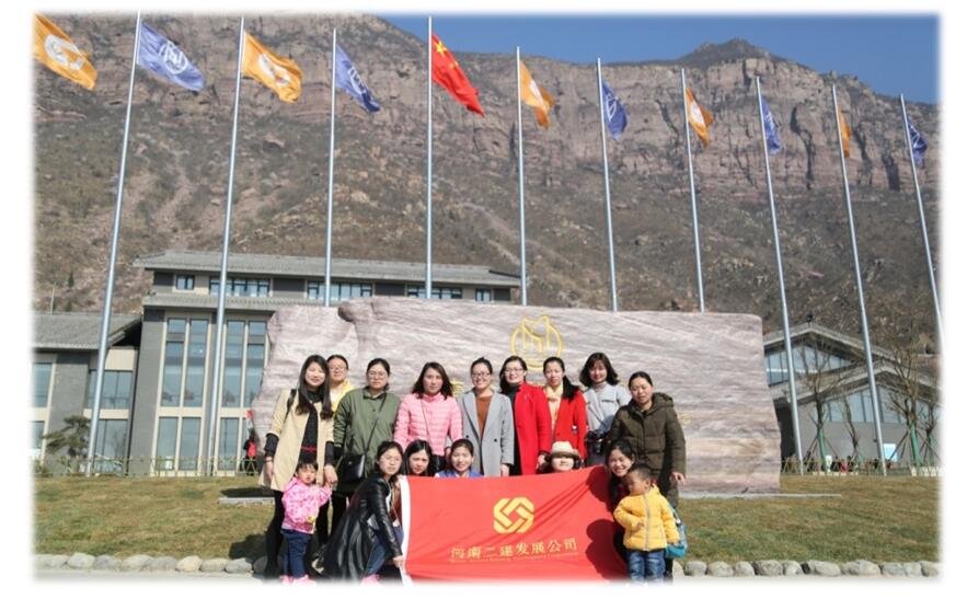 登山享旖旎春光,携手秀发展丽人