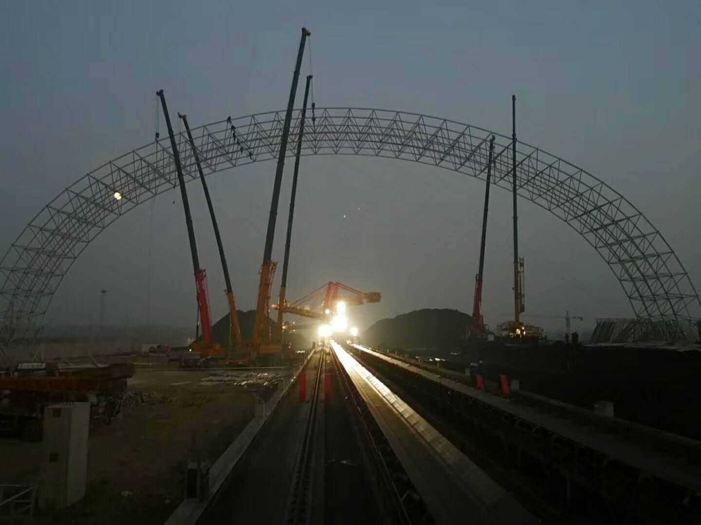 周口隆达电厂项目干煤棚网架起步架吊装顺利完成