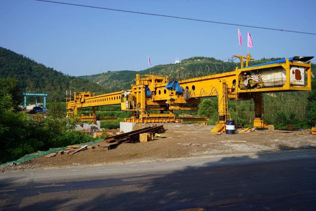 临汾西500kV变电站新建工程桥梁整体吊装圆满完成