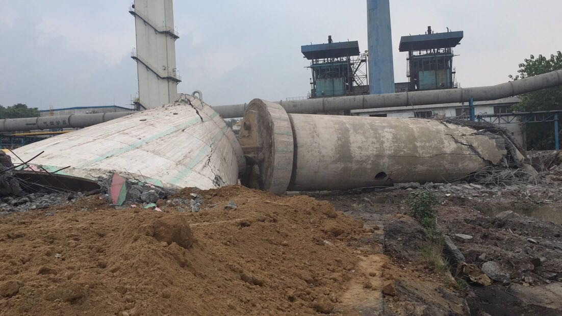 江西九江萍钢项目部300m3倒锥壳水塔成功拆除