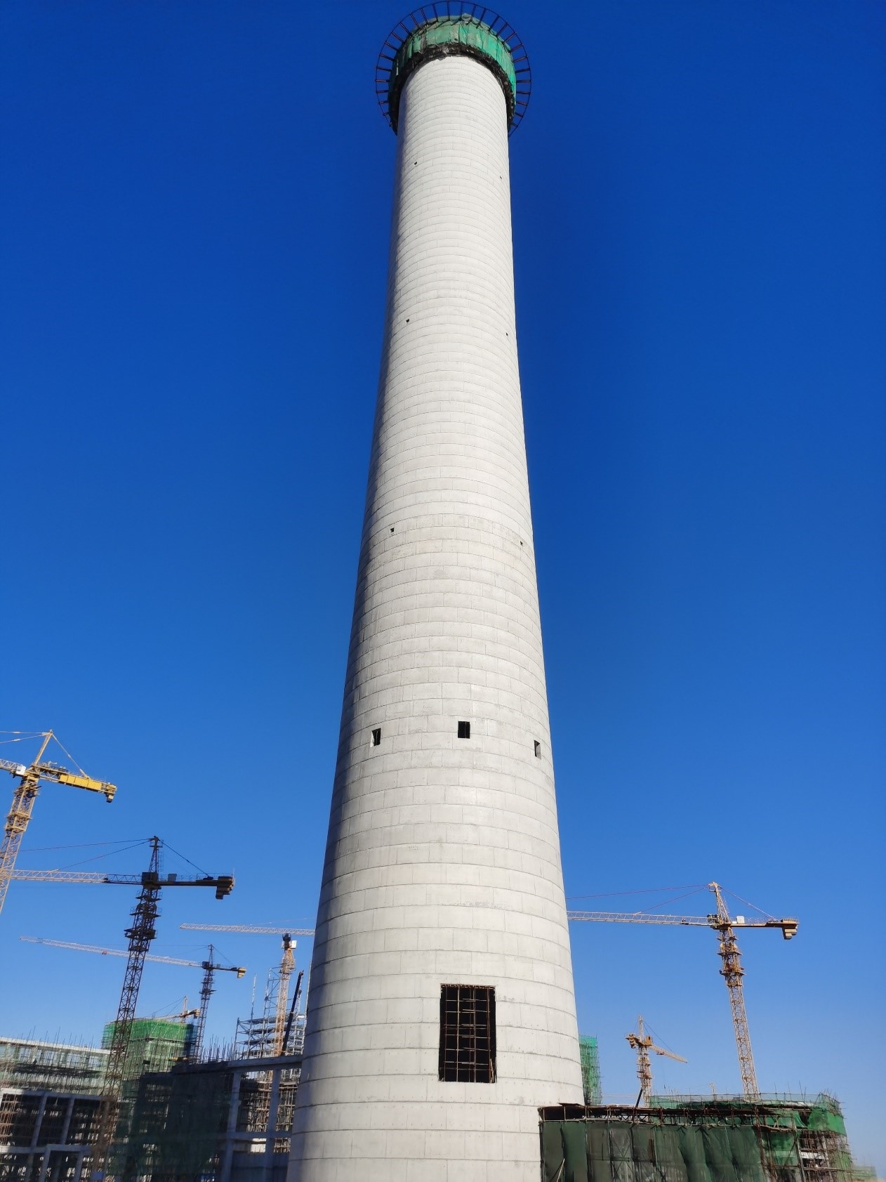 湖北监利玖龙项目烟囱主体结构顺利封顶