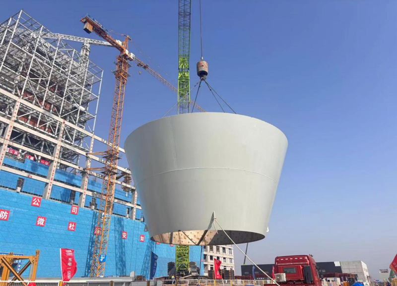 华能南通(通州湾)2×100万千瓦大型清洁高效煤电项目 1号主厂房钢煤斗开始吊装